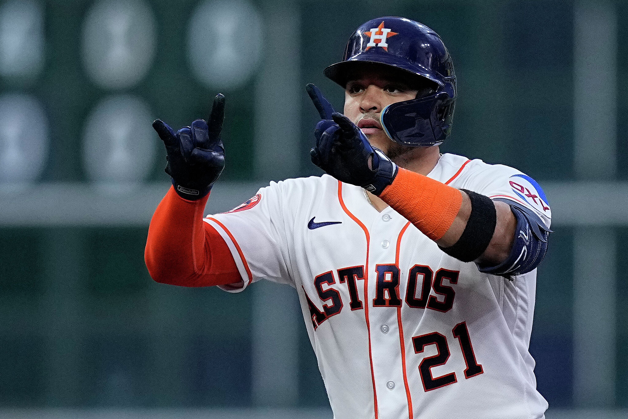 Astros start Yainer Diaz at first base as José Abreu gets day off