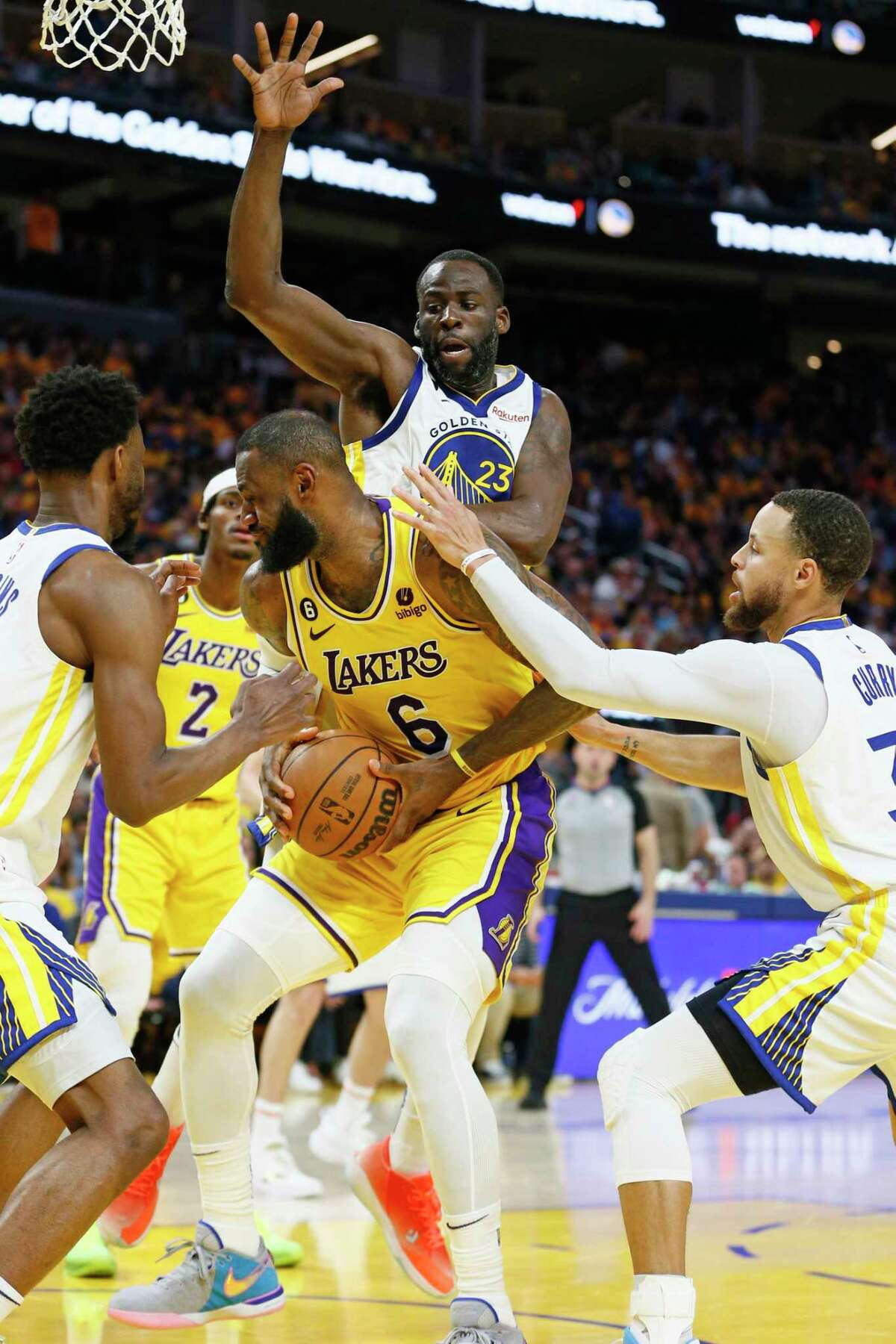周三，在旧金山举行的NBA西部半决赛第五场比赛中，洛杉矶湖人队前锋勒布朗·詹姆斯在第三节被勇士队三人包夹的情况下得分。