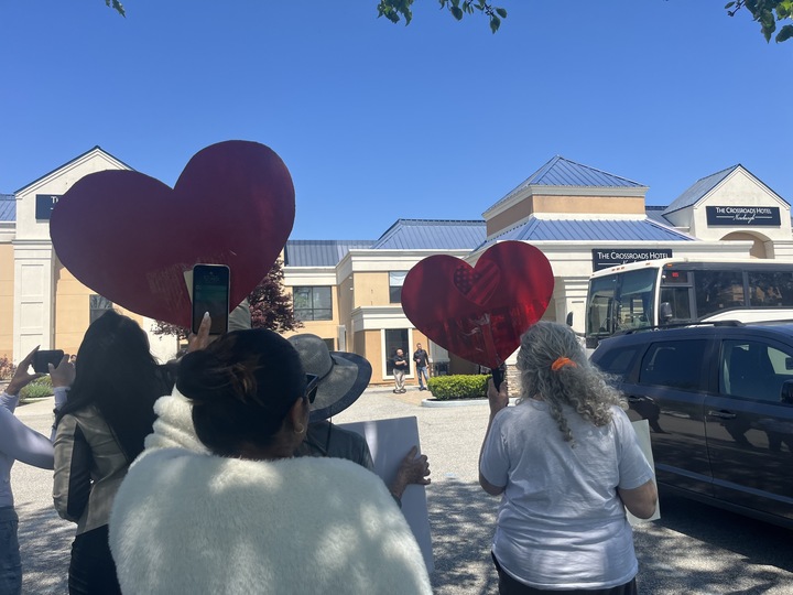 Migrants sent by New York City arrive in Newburgh - Vimarsana News