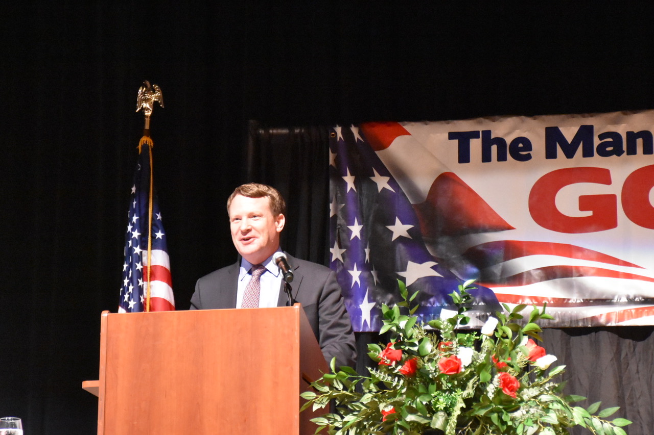 Mike Davis speaks at Manistee County GOP's annual dinner - Vimarsana News