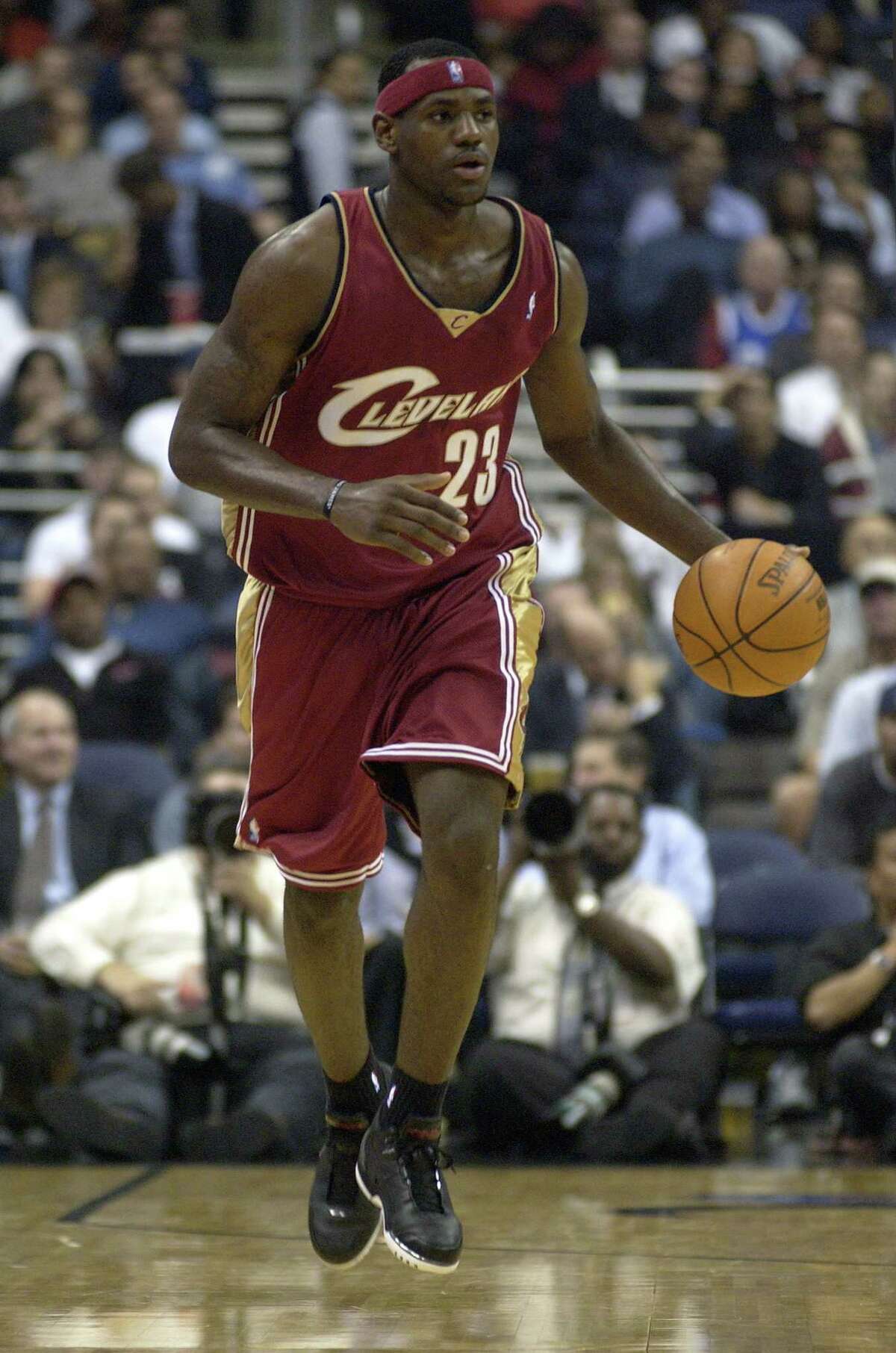 勒布朗-詹姆斯，在他2003年的新秀赛季，38岁的他仍然有力量和力量。