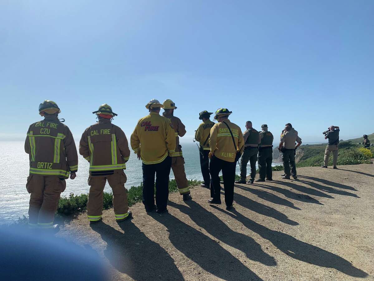 加州公路巡逻队称，在圣克鲁斯县1号公路上，一名男子驾车冲下悬崖，紧急救援人员做出了反应。