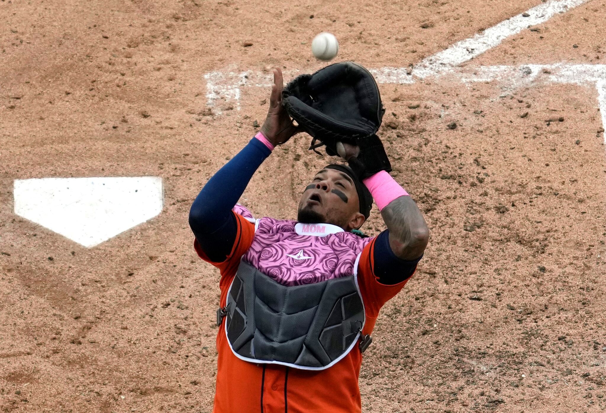 Astros use pink gear for Mother's Day