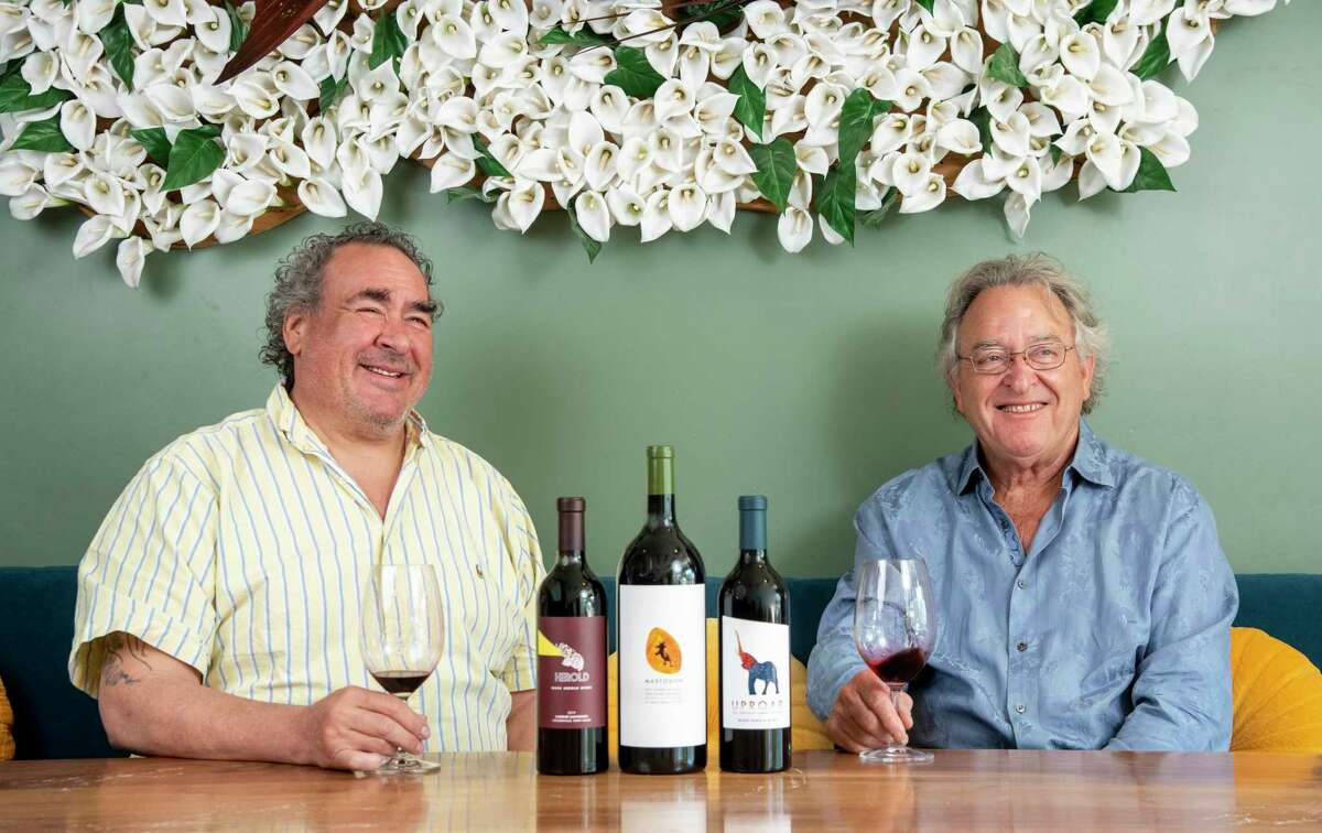 著名的纳帕谷酿酒师马克·赫罗德(左)将他的同名葡萄酒品牌马克·赫罗德葡萄酒卖给了当地的葡萄酒商和投资者布里昂·怀斯(右)。