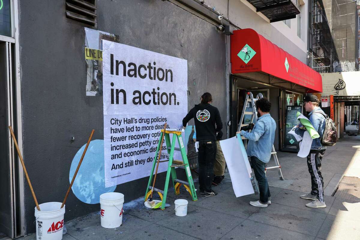 倡导团体TogetherSF Action的工作人员在旧金山的Tenderloin和SOMA社区张贴广告。这些广告正在推动市政厅采取更多措施来解决芬太尼危机。