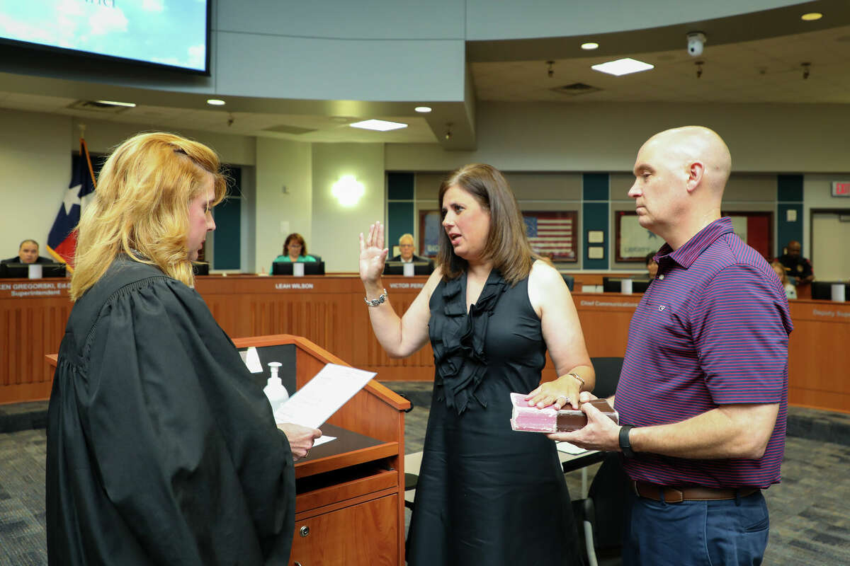 New Katy Isd Board Members Sworn In New Officers Chosen 4455