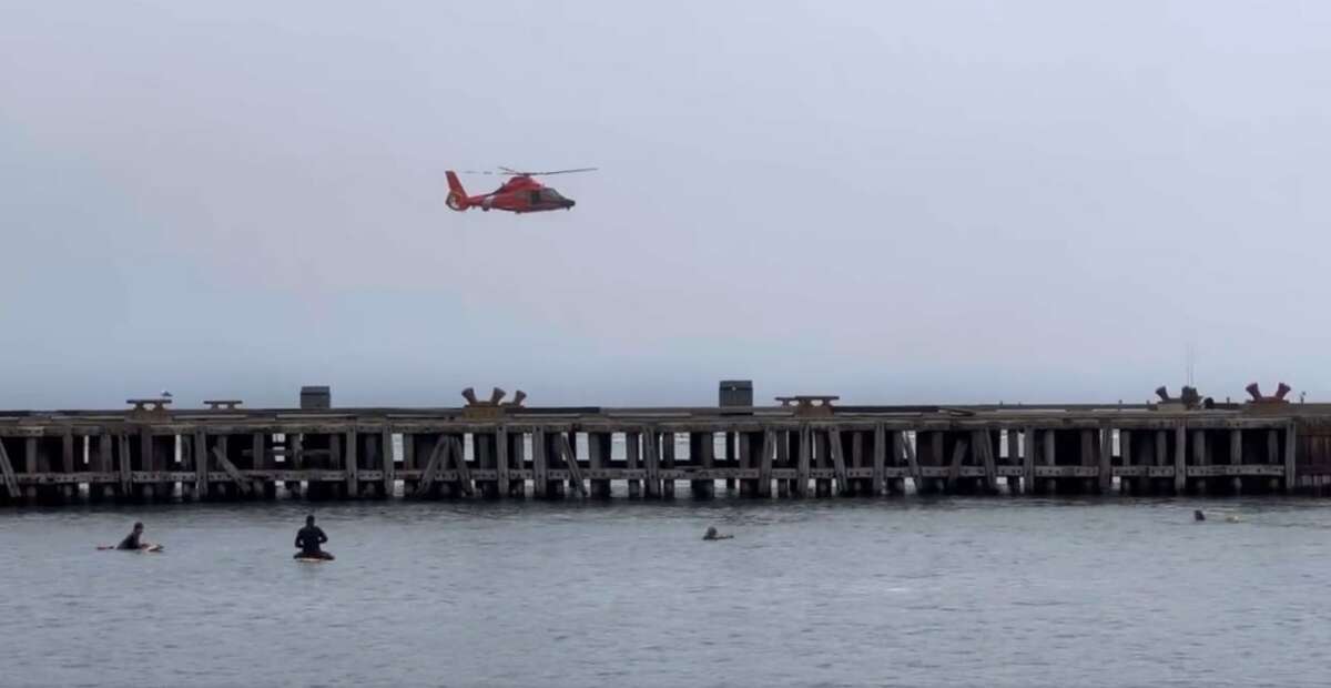 周二上午，一架直升机在旧金山普雷西迪奥(Presidio)搜索一名据称从鱼雷码头(Torpedo Wharf)坠落的人。一名男子随后获救。