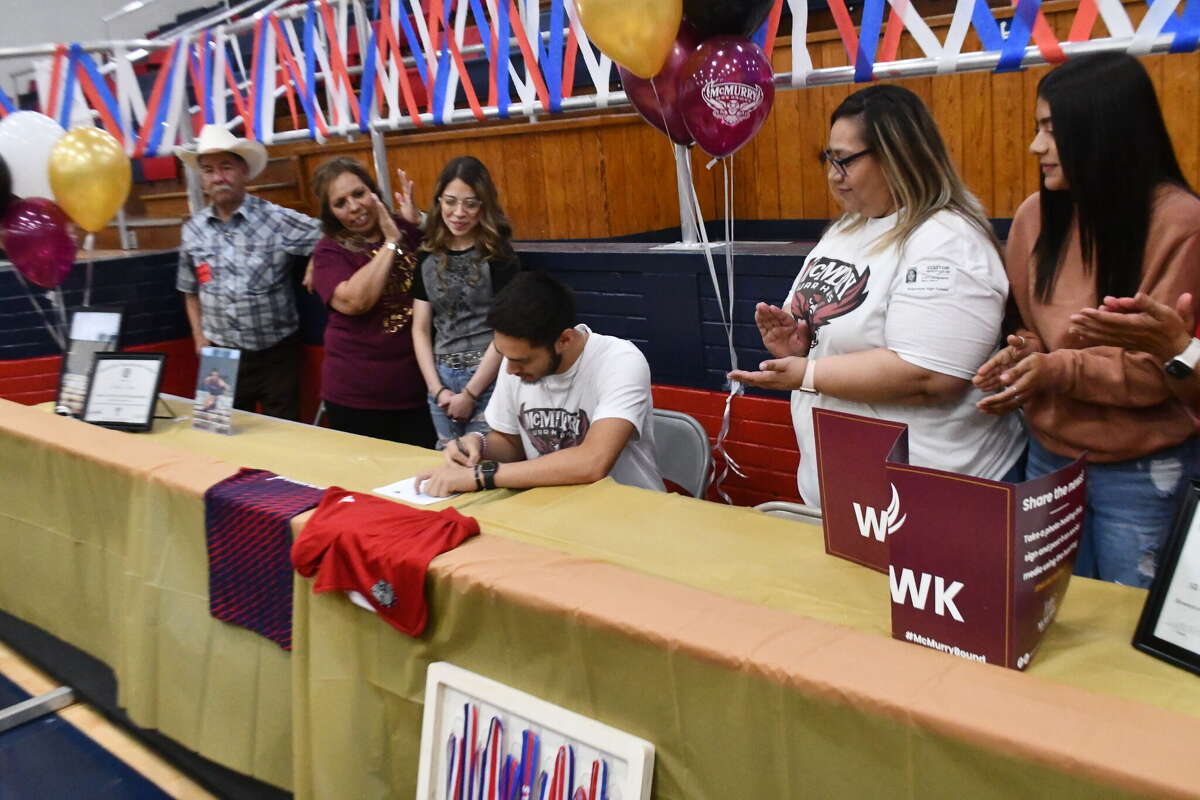 Plainview’s Flores signs to run track at McMurry University
