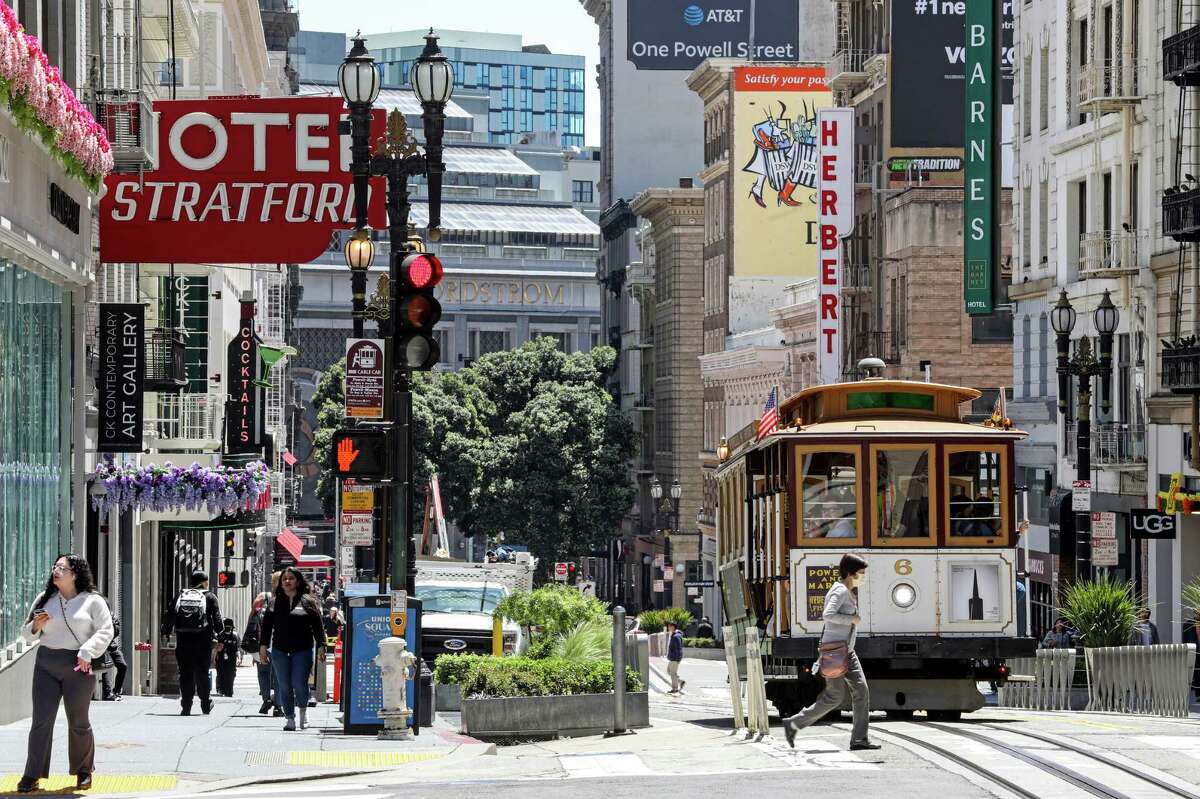 鲍威尔街的缆车正经过旧金山的联合广场。伦敦市长布里德(London Breed)和其他市政官员宣布了一项投资600万美元的计划，用于市中心的缆车中转区。
