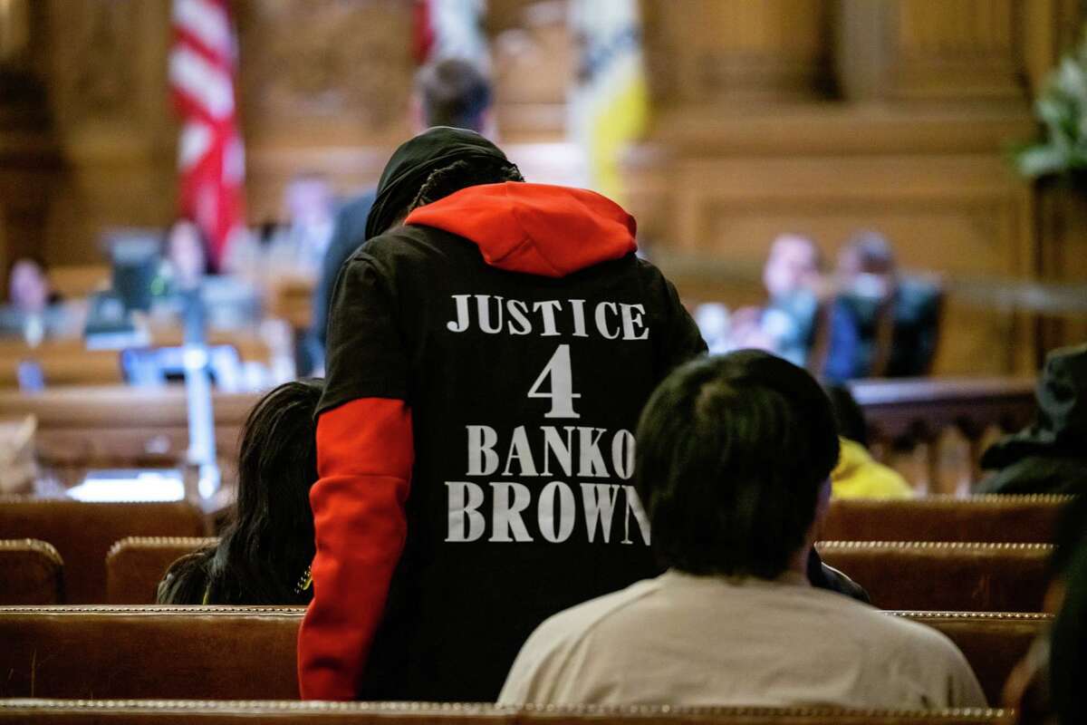 5月9日，在班科·布朗被沃尔格林的一名保安开枪打死后，社区成员和支持者在市政厅排队向监事会发言。