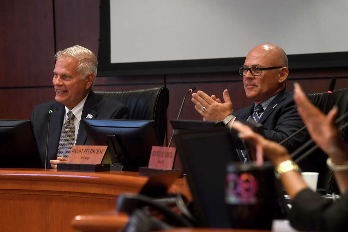 Roy West gets sworn in as Beaumont's newest mayor