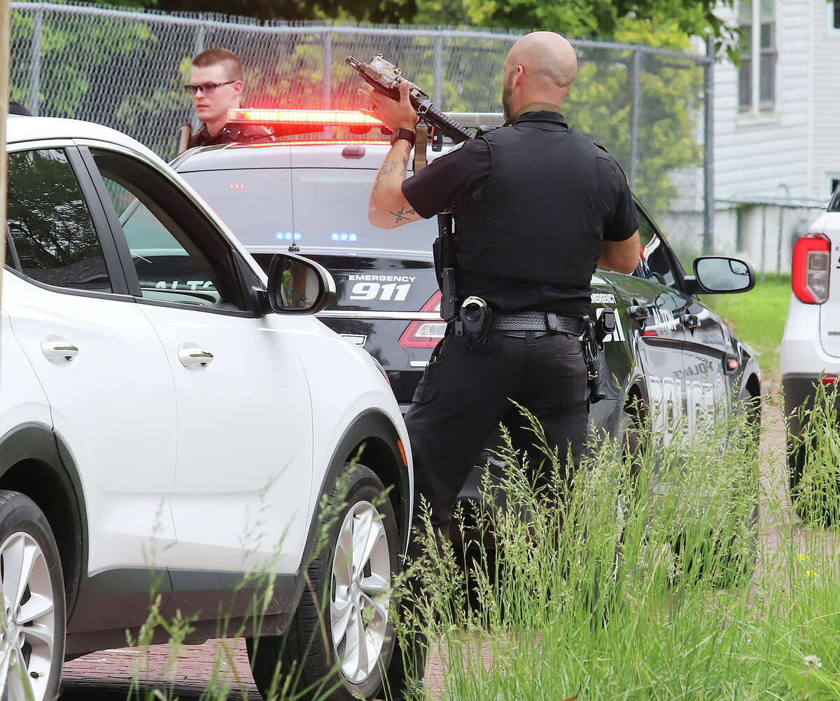 One hospitalized, one in custody after Alton shooting Tuesday