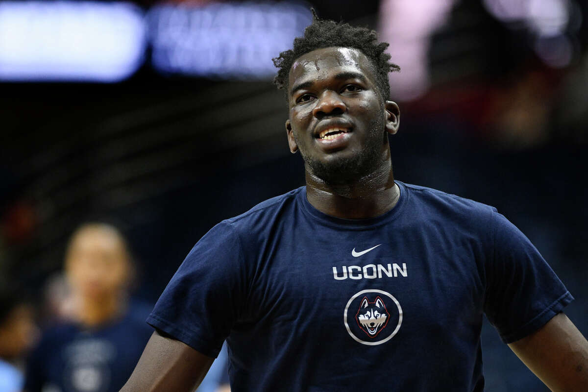 Adama Sanogo (21) dari Connecticut sebelum pertandingan bola basket perguruan tinggi NCAA melawan Long Island University, Sabtu, 10 Desember 2022, di Storrs, Conn. (AP Photo/Jessica Hill)