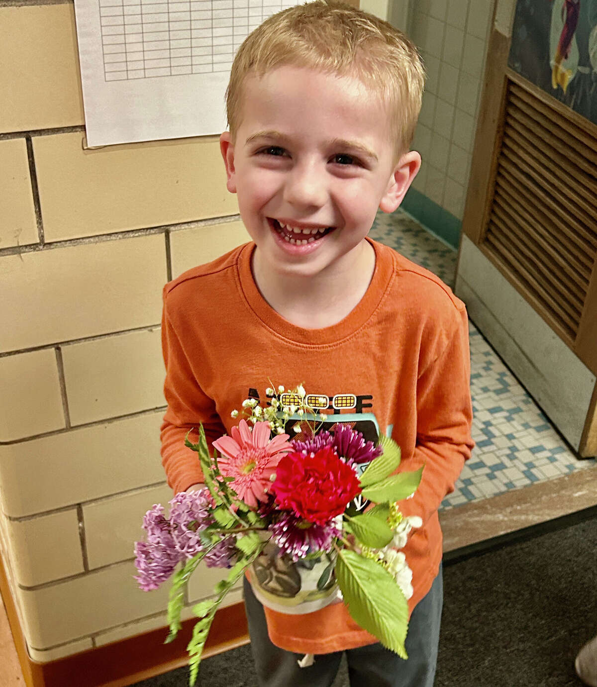 Branford Garden Club works with preschoolers; Spring Sale set