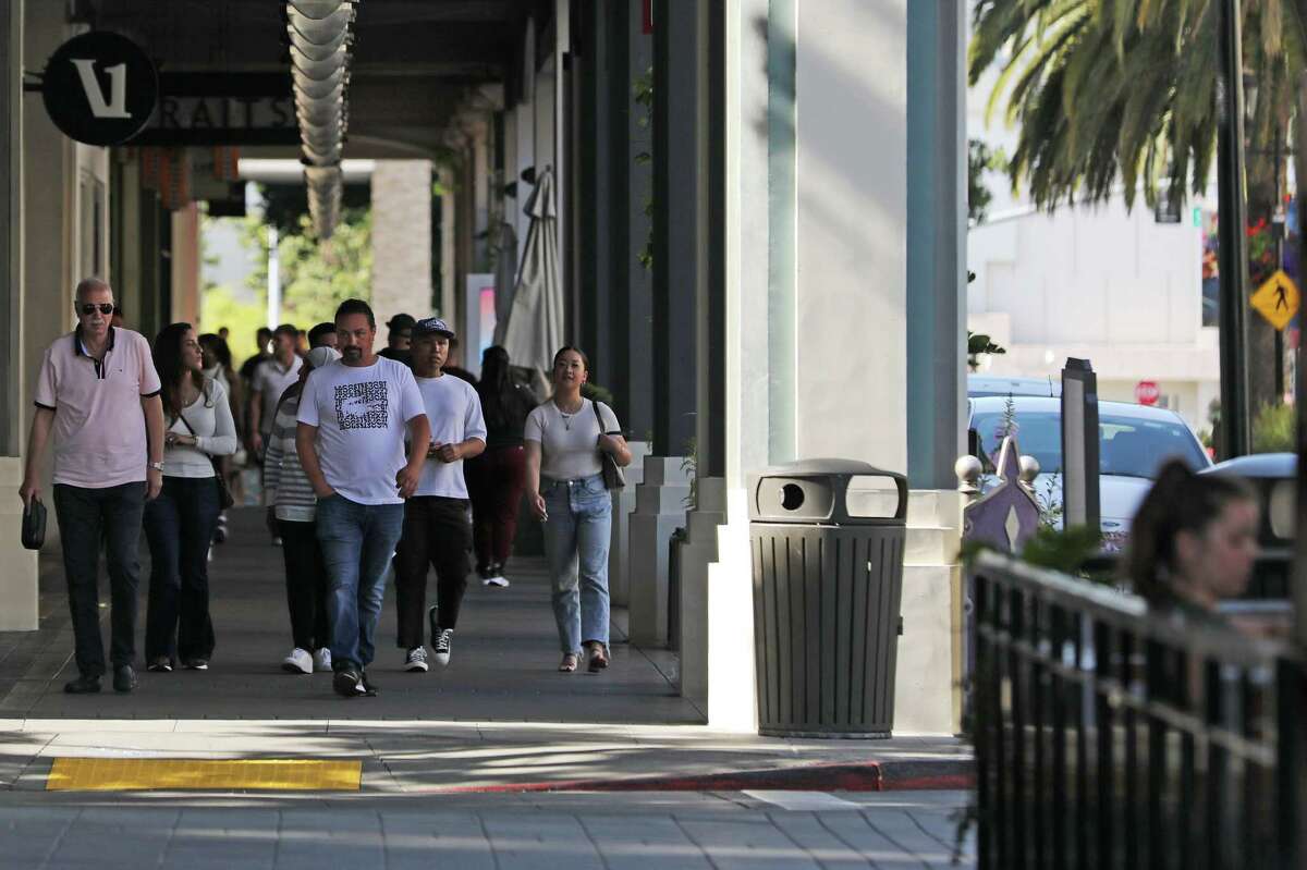 人们走在圣何塞的桑塔纳街。根据周三登录必赢亚洲公布的最新美国人口普查估计，湾区城市已经下降到美国第12大。