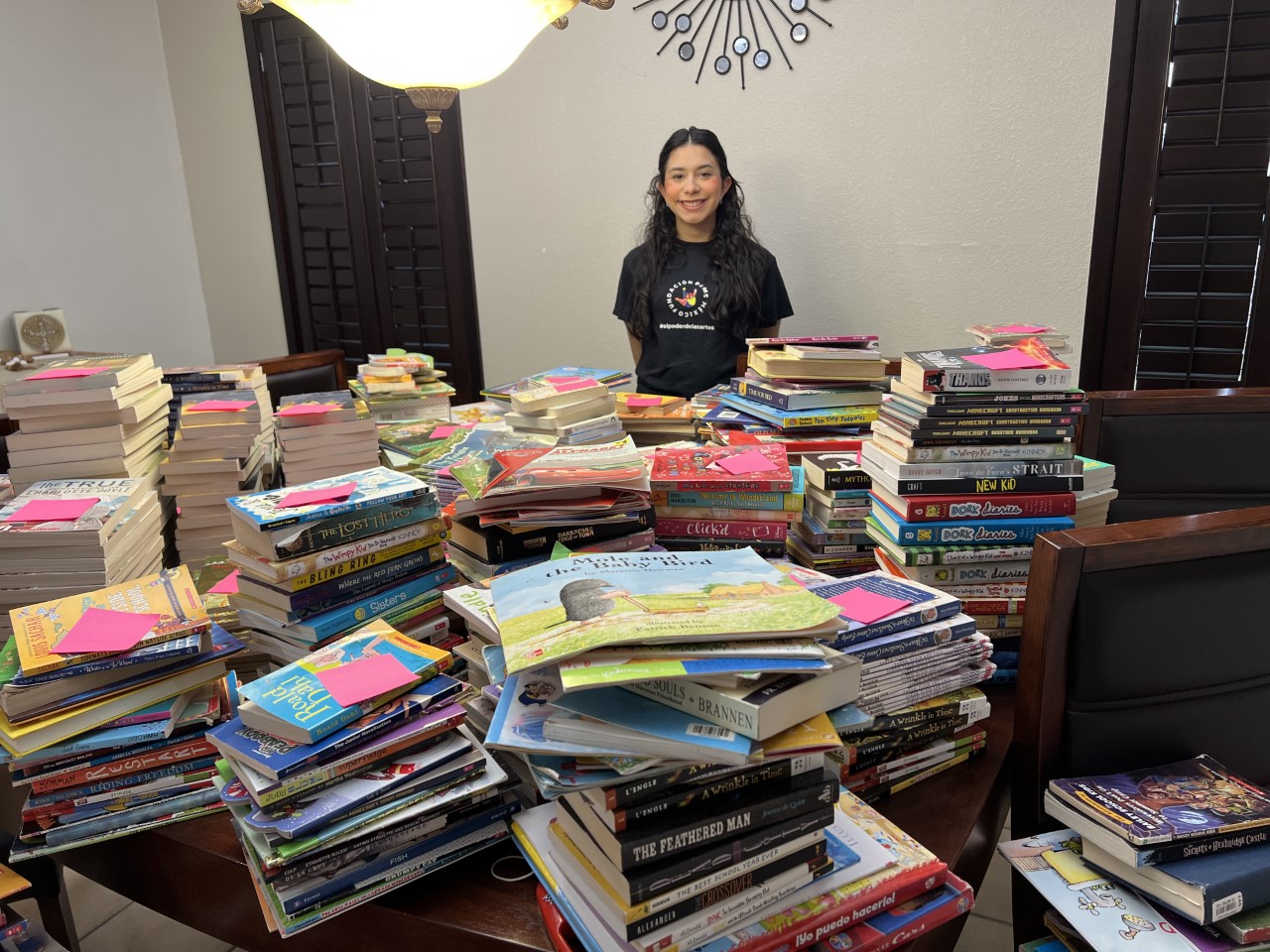 Alumnos de Laredo Alexander HS donan 1,420 libros a niños en México