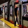 2022年7月11日，星期一，通勤者在加州旧金山的范内斯车站登上Muni列车。