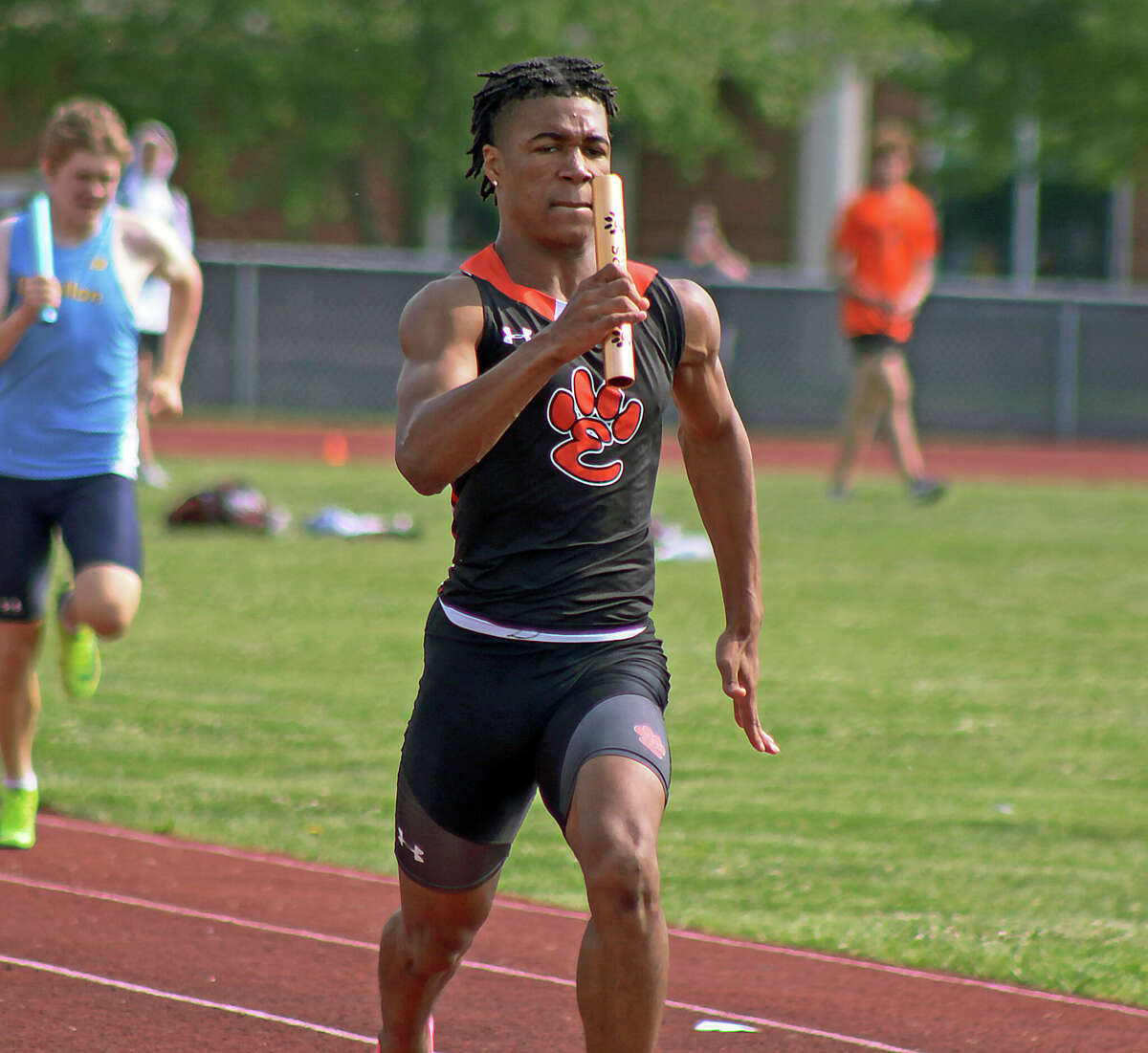 Edwardsville defends sectional championship