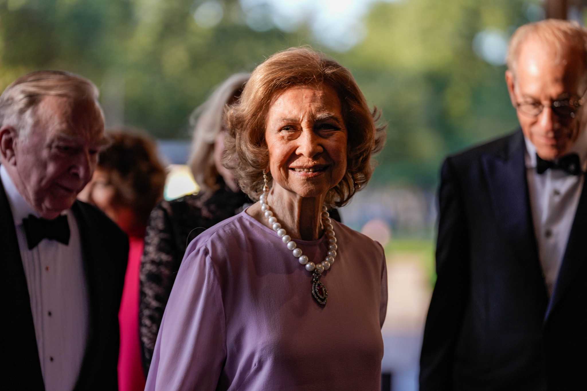 La familia real de Houston recibe a la Reina Sofía de España en la gala del Distrito de los Museos