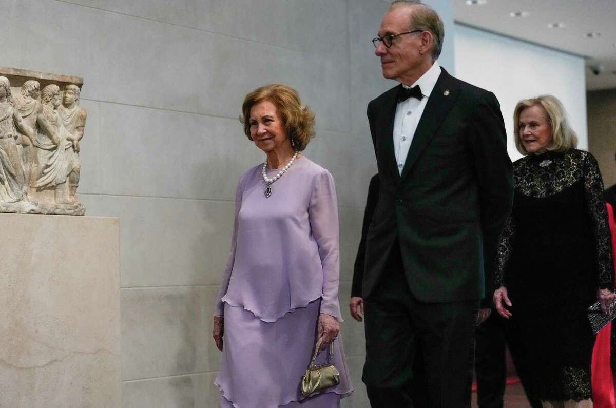 Su Majestad la Reina Sofía de España llega al Museo de Bellas Artes de Houston acompañada por el director del MFAH, Gary Tintero, el miércoles 17 de mayo de 2023 en Houston.