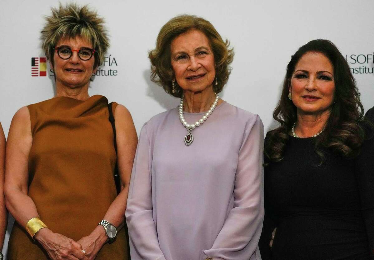 Su Majestad la Reina Sofía de España, centro, en el Museo de Bellas Artes de Houston honra a Gloria Estefan (derecha) y Mari Carmen Ramírez (izquierda) MFAH Wortham Curadora de Arte Latinoamericano en el Museo de Bellas Artes el miércoles 17 de mayo de 2023 en Houston.