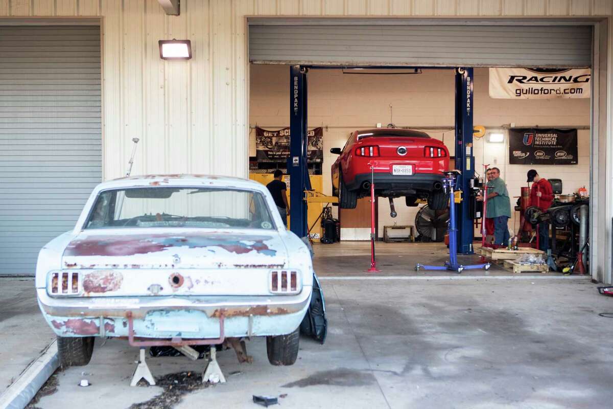 Magnolia students peek under hood at auto shops to learn about careers