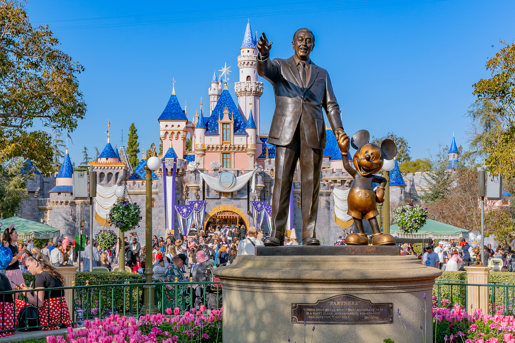 Eine Familienfehde um einen Bilderspot in Disney World endet in einer Schlägerei und einem Verbot