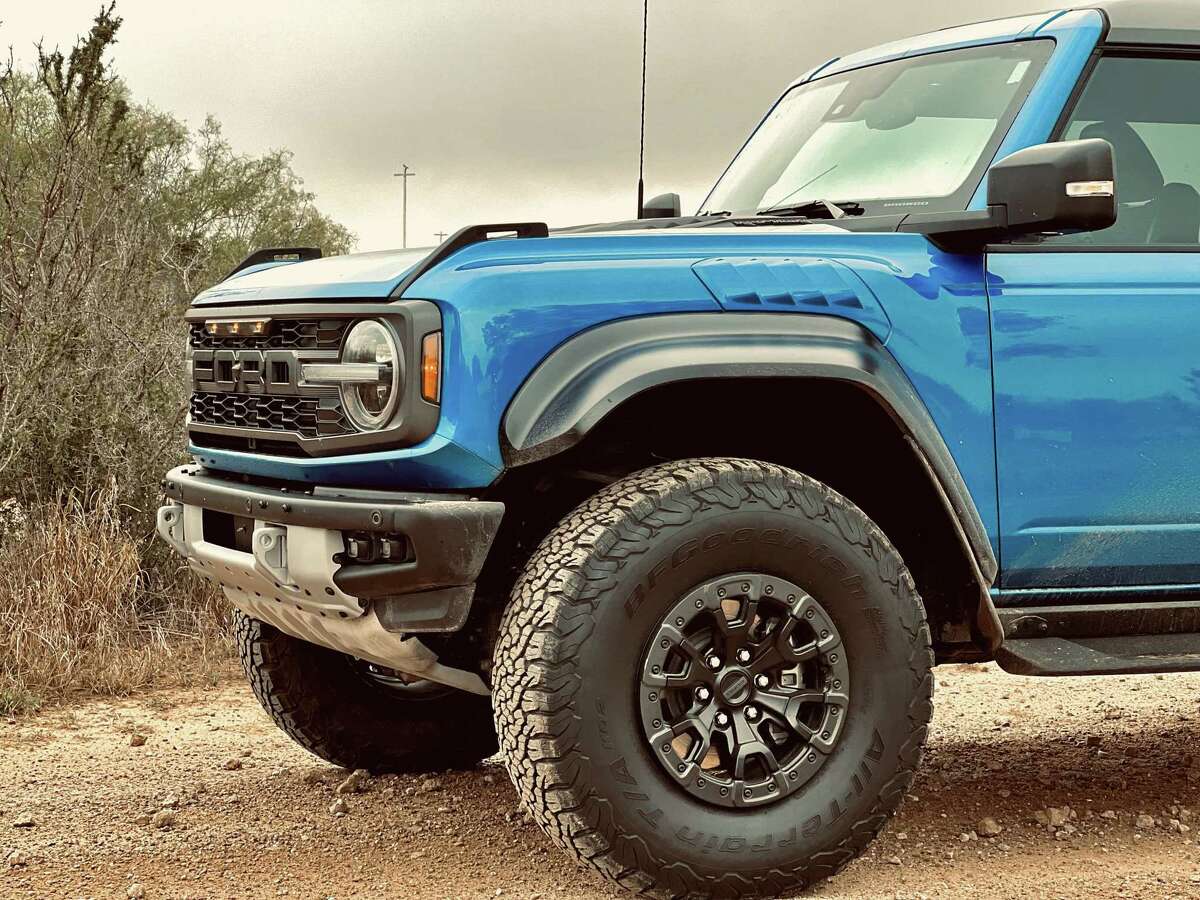Bronco Raptor 2023 delivers sports car performance