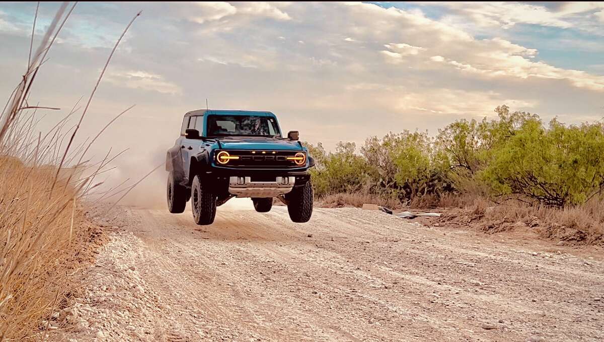 Bronco Raptor 2023 delivers sports car performance