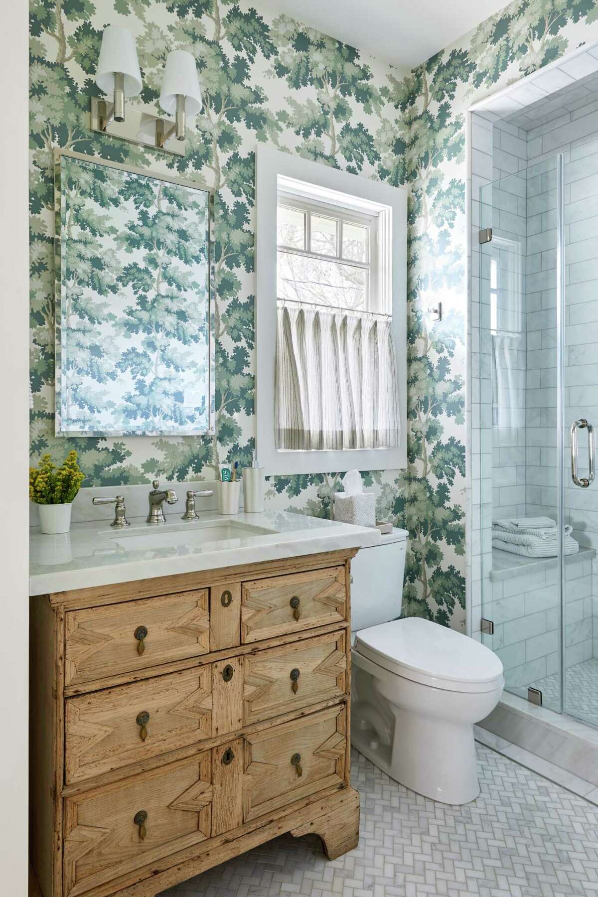 Sandberg Wallpaper's "Raphael" wallcovering in green decorates the bathroom.