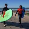 Axel Tostado(左)15,Miguel Pimentel吧,15日冲浪俱乐部从任务高中学生在旧金山,董事会走回汽车经过一天的冲浪与城市冲浪项目在帕西菲卡琳达Mar海滩,加利福尼亚州,星期四,2023年2月9日。约翰尼·欧文是城市冲浪项目的执行董事,一个非盈利的冲浪学校提高了冲浪营帕西菲卡允许系统的担忧。