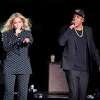 在这张2016年11月4日的资料照片中，碧昂丝和Jay-Z在克利夫兰民主党总统候选人希拉里·克林顿的竞选集会上表演。在3月28日举行的GLAAD媒体奖上，这对强大的夫妇将因加速LGBTQ被接受而受到表彰。