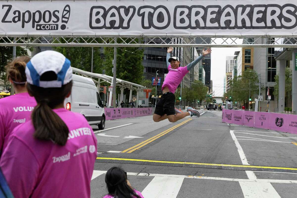 Bay to Breakers Winners emerge from among crowd of runners, revelers