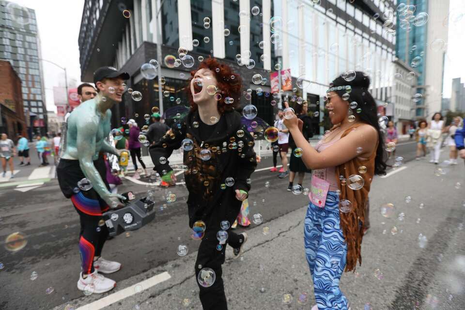 Photos show Bay to Breakers taking over San Francisco streets
