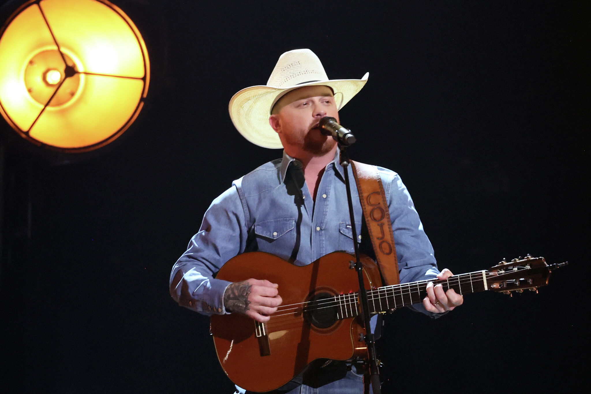 Cody Johnson gets his hair cut by CT barber before Bridgeport concert