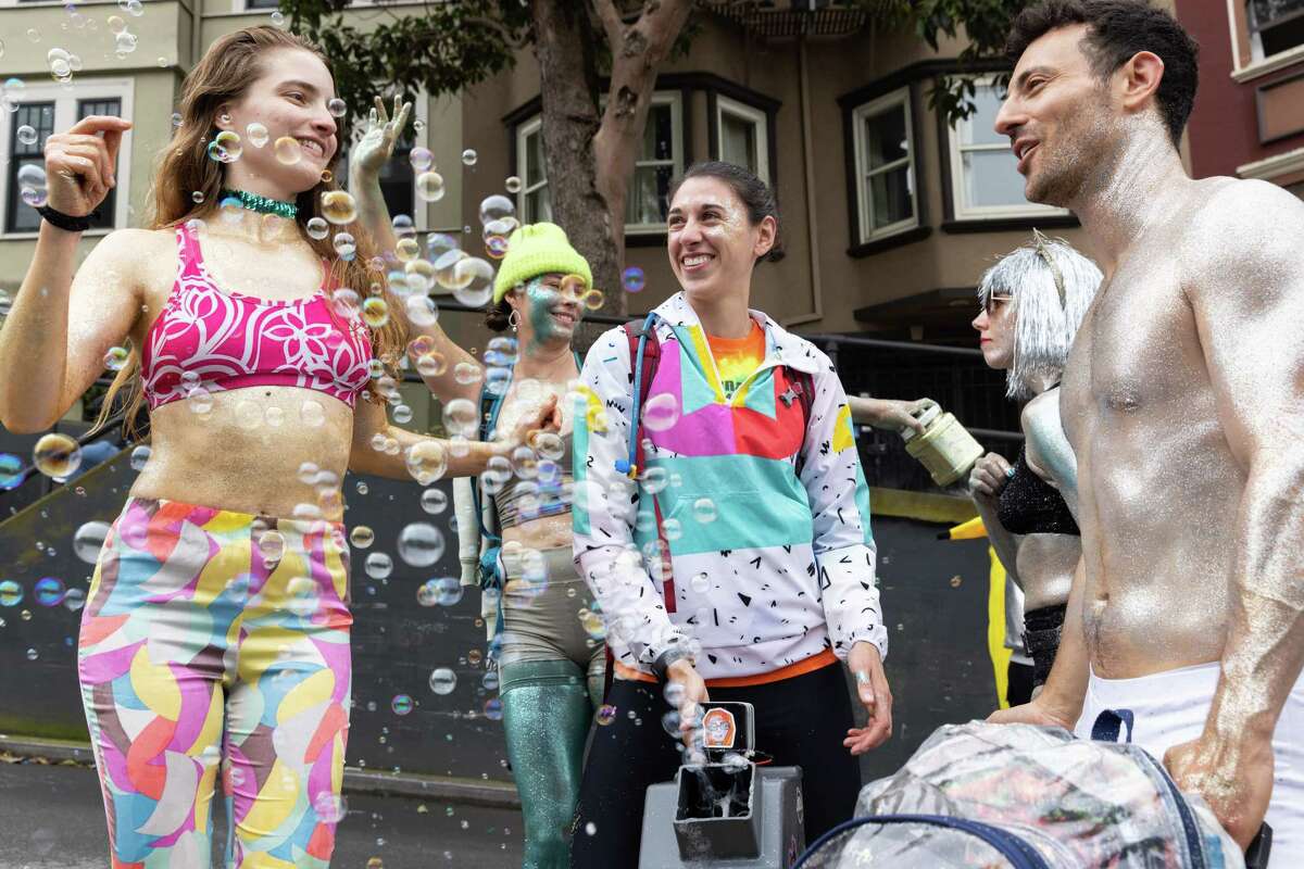 Bay to Breakers Winners emerge from among crowd of runners, revelers