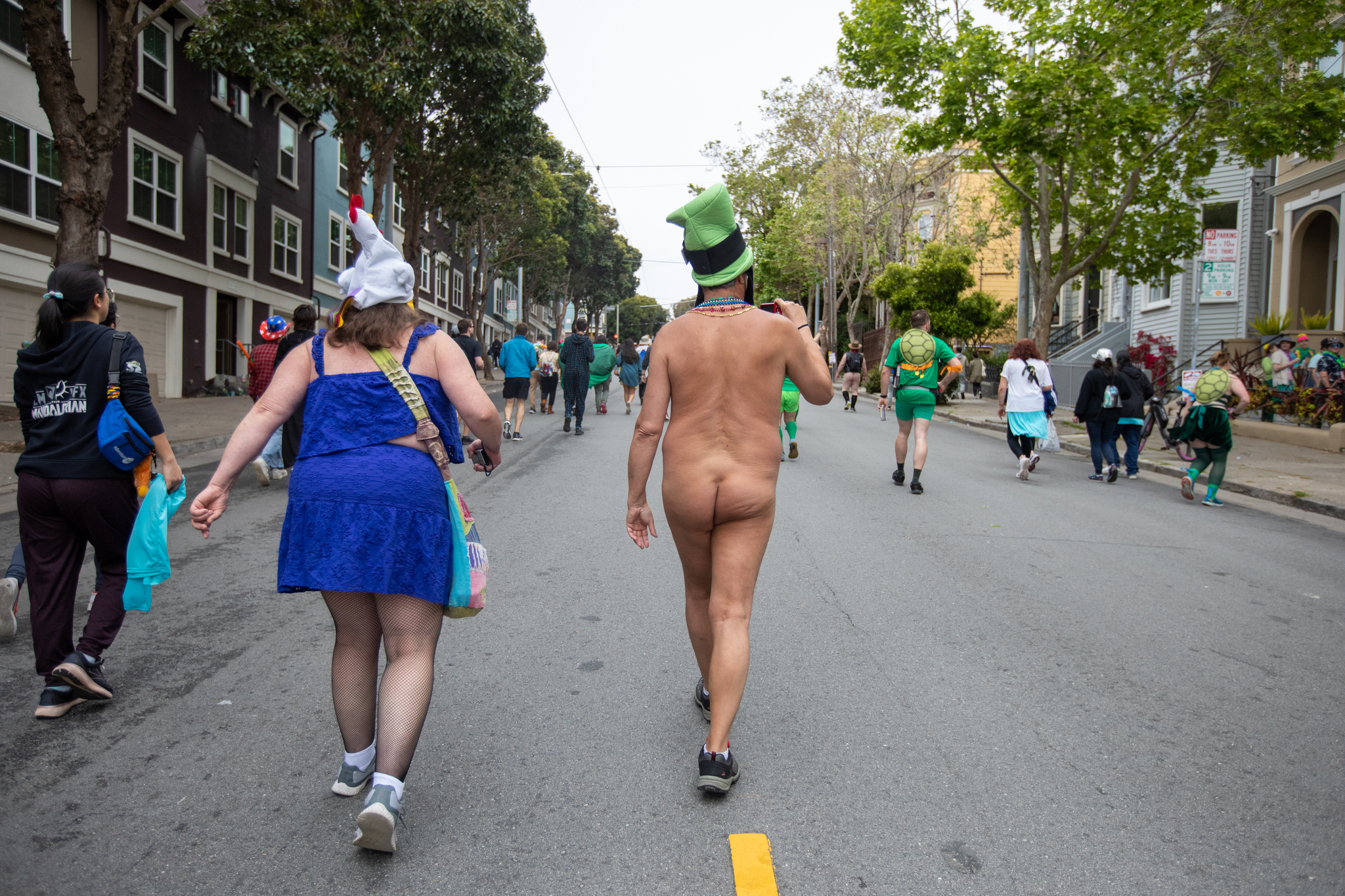 Nude runners descend on San Franciscos Bay to Breakers