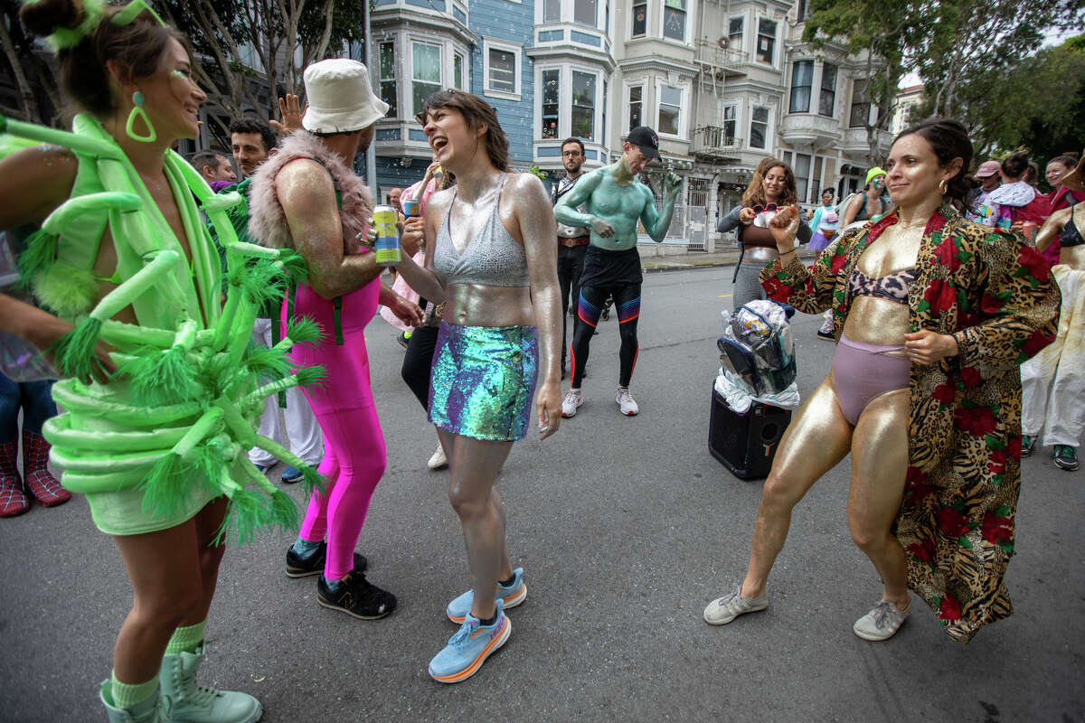 Photos show Bay to Breakers taking over San Francisco streets