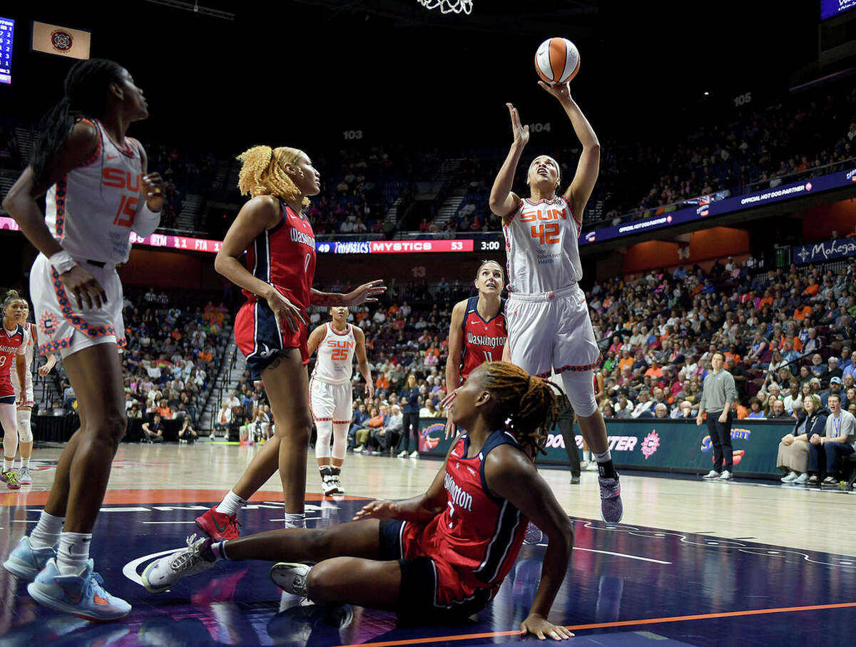 Connecticut Sun roll past Los Angeles Sparks, advance to WNBA