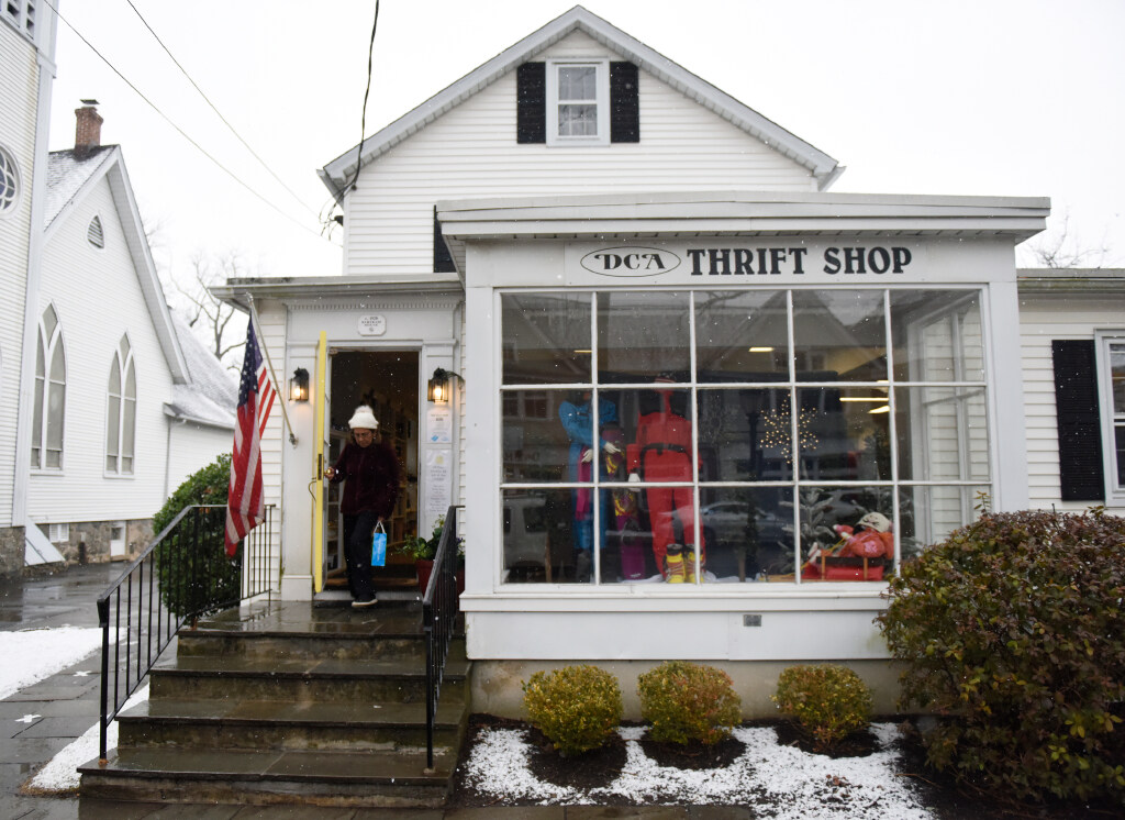 Darien Thrift Shop offers extended hours and other news