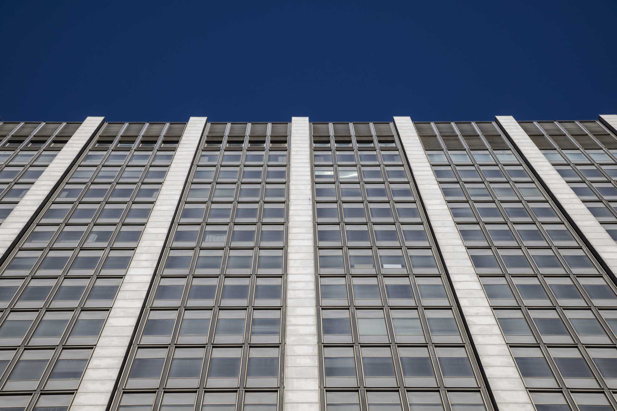 Shooting outside SF federal building leaves 2 wounded