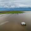 2023年3月21日，星期二，加州科科伦市，大堤决口后，第6大道被洪水淹没的农田里矗立着一座谷仓。加州中央河谷下游的洪水带来了一个久违的季节性水体——图拉雷湖。