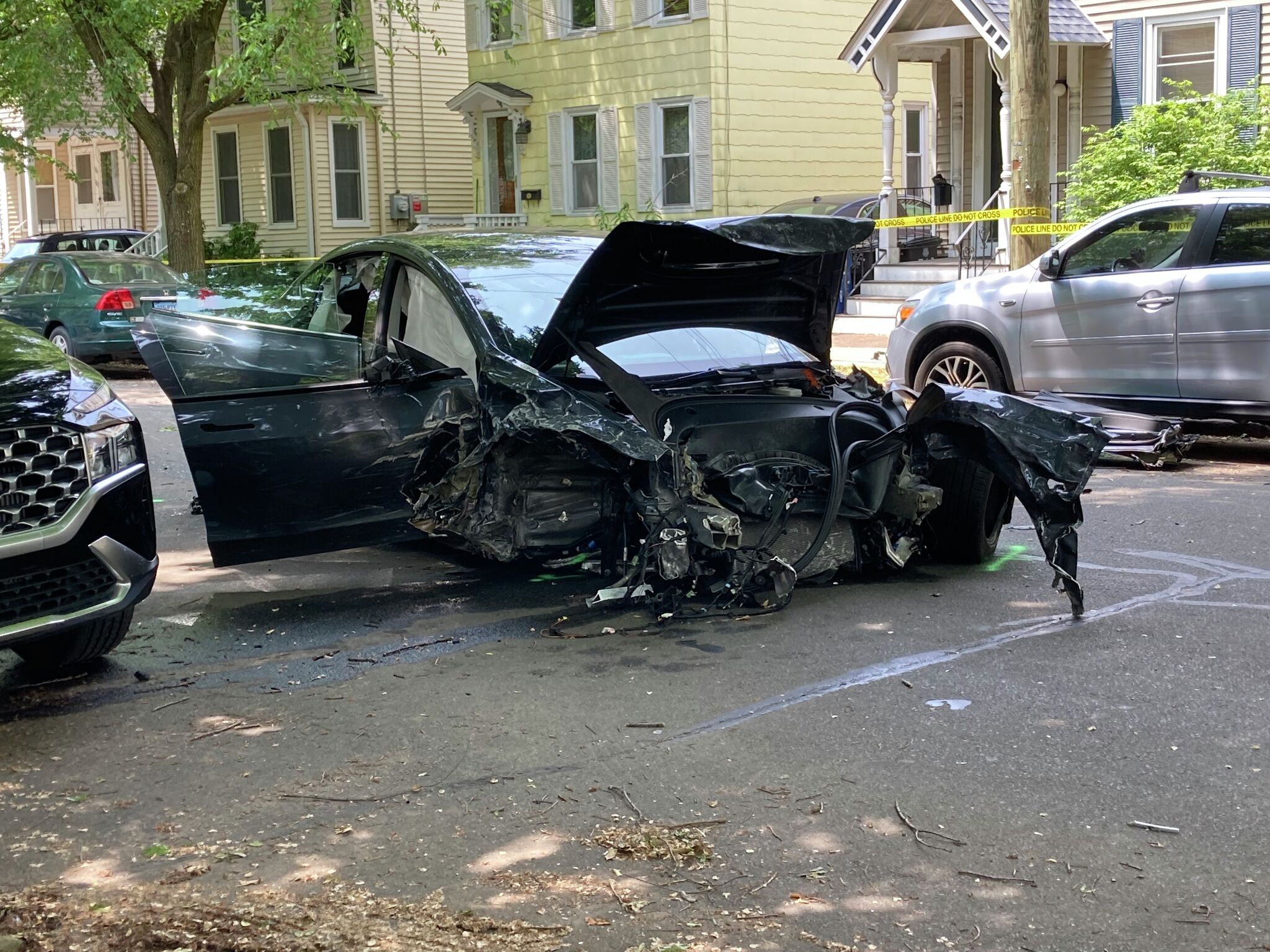 Motorista da Tesla morre em acidente envolvendo 9 carros em New Haven
