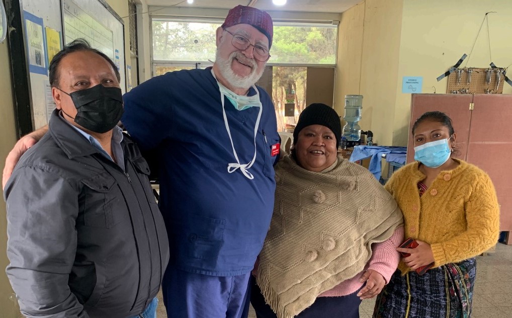 Cirujano jubilado de Jacksonville encuentra satisfacción en misiones en Guatemala