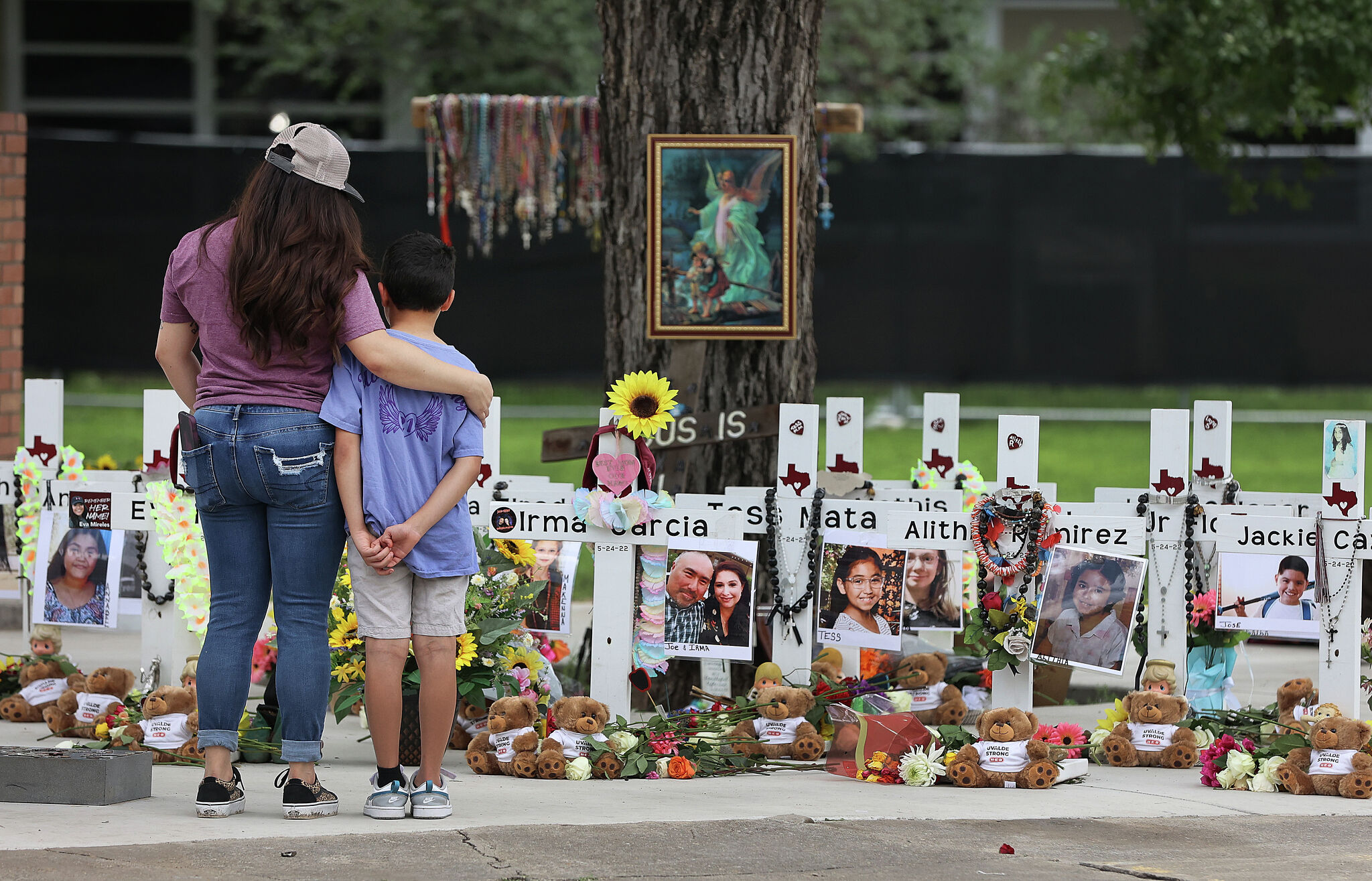 Texans honor Uvalde shooting victims, host HS team Sunday