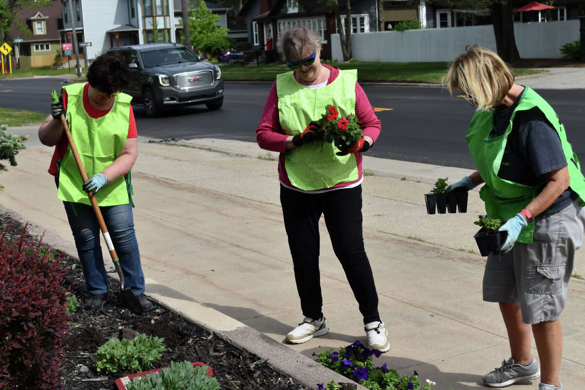 Big Rapids GFWC cleans up post office garden and Riverwalk entrance