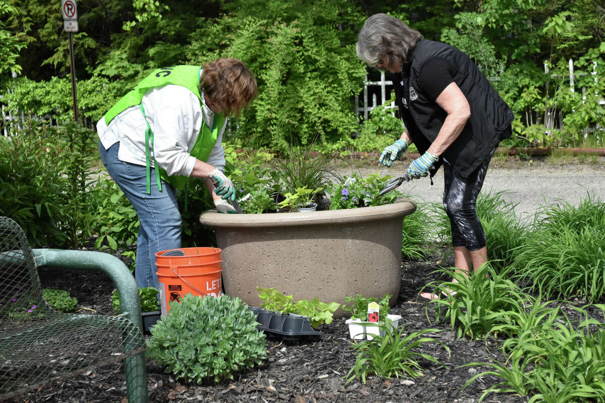 Big Rapids GFWC cleans up post office garden and Riverwalk entrance