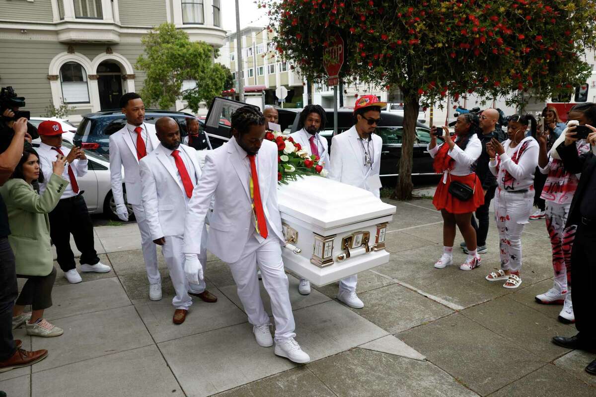 在旧金山第三浸信会教堂举行的追悼会前，护柩者抬着班科·布朗的灵柩。4月27日，24岁的布朗在沃尔格林超市被一名保安开枪打死。gydF4y2Ba