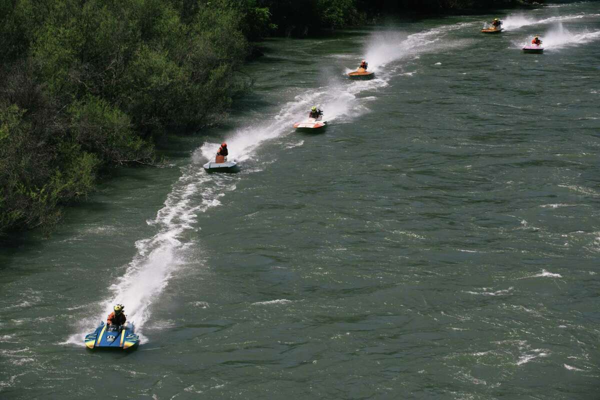 在洪堡县胡帕市一年一度的40英里母亲节比赛中，水上飞机选手们沿着三一河而上。
