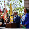 2023年5月23日，周二，旧金山，在联合国广场外，旧金山市长伦敦·布里德(右)站在主席亚伦·佩斯金旁边。布里德简要介绍了她的政府对城市毒品危机的反应和广场的情况。